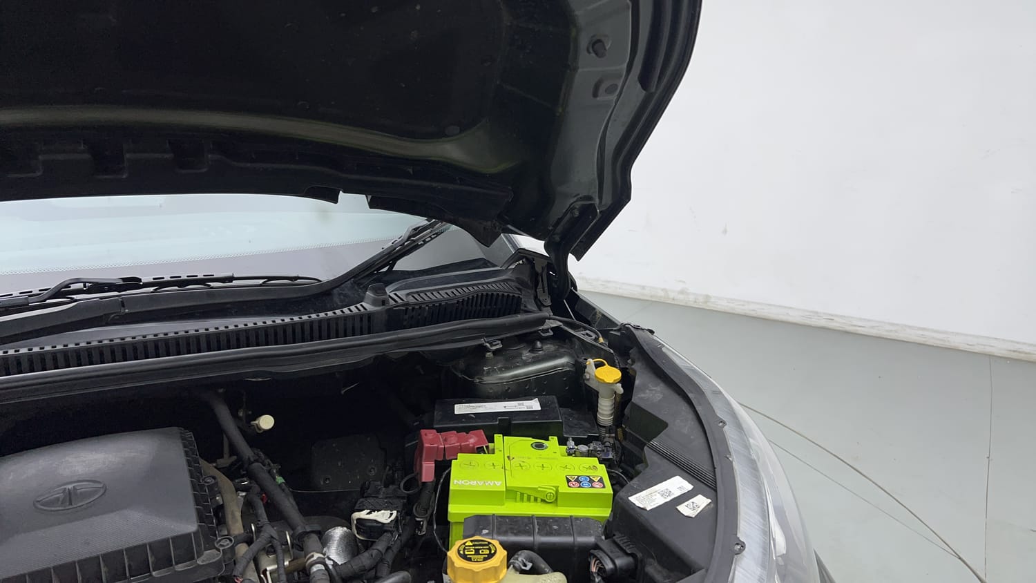 Used 2022 Tata Nexon XMA (S) Petrol Automatic engine ENGINE LEFT SIDE HINGE & APRON VIEW
