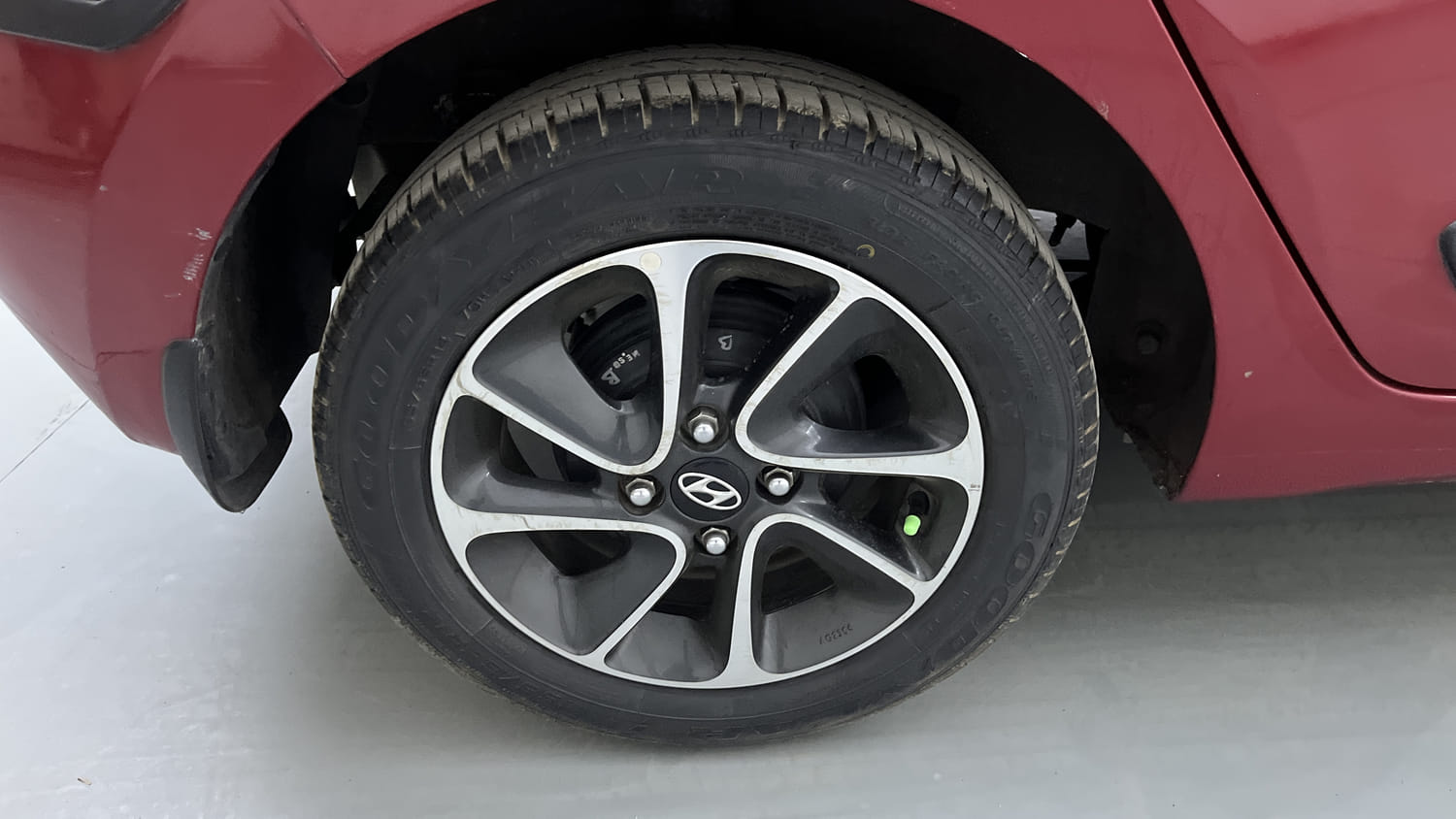 Used 2017 Hyundai Grand i10 Sportz (O) AT 1.2 Kappa VTVT Petrol Automatic tyres RIGHT REAR TYRE RIM VIEW