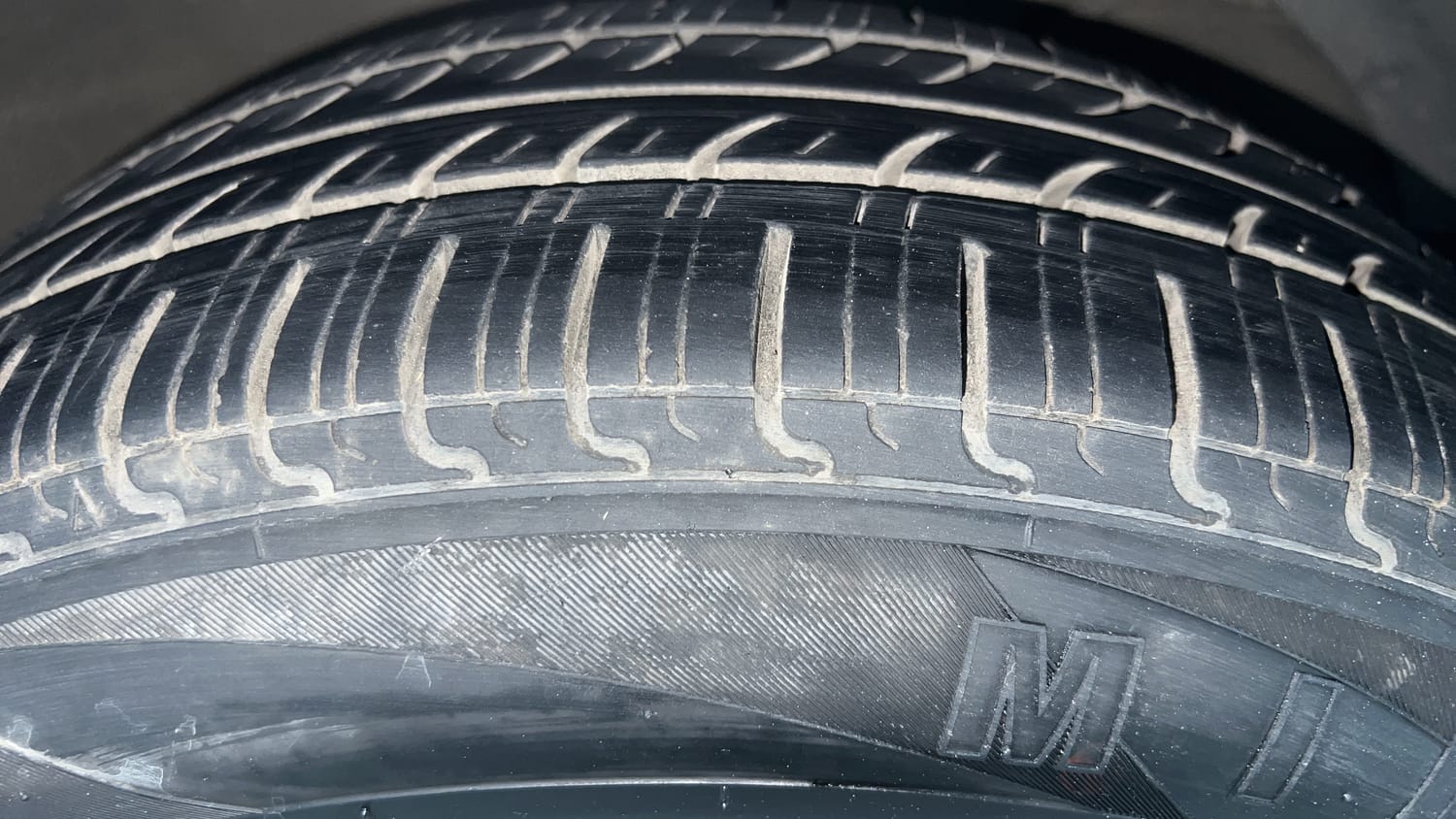 Used 2018 Maruti Suzuki Dzire VXi AMT Petrol Automatic tyres RIGHT FRONT TYRE TREAD VIEW