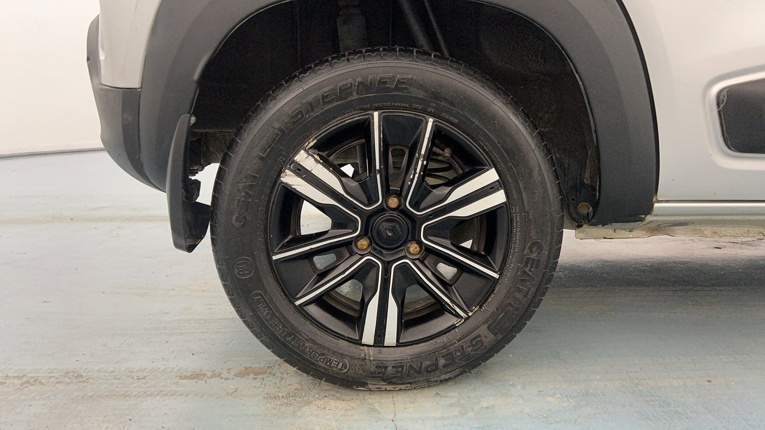 Used 2023 Renault Kwid CLIMBER Petrol Manual tyres RIGHT REAR TYRE RIM VIEW