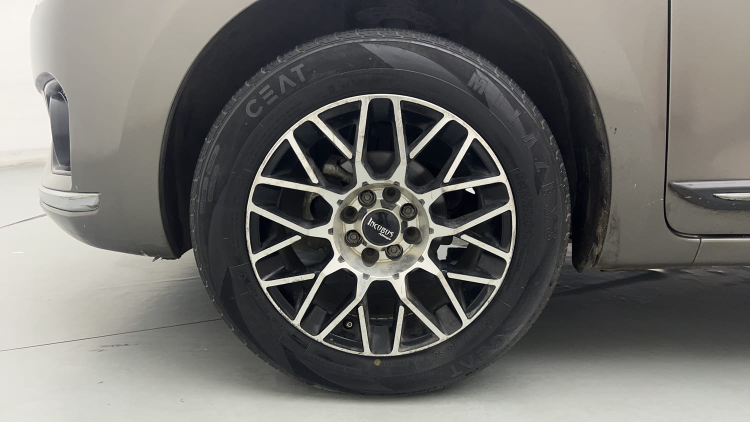 Used 2018 Maruti Suzuki Dzire VXi AMT Petrol Automatic tyres LEFT FRONT TYRE RIM VIEW
