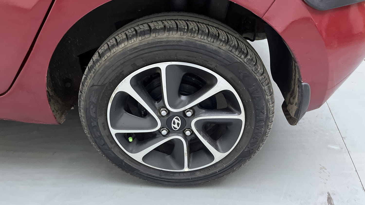Used 2017 Hyundai Grand i10 Sportz (O) AT 1.2 Kappa VTVT Petrol Automatic tyres LEFT REAR TYRE RIM VIEW