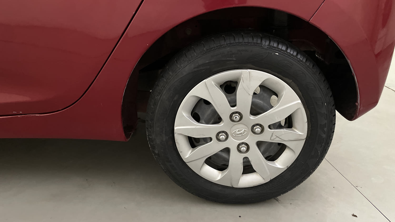 Used 2015 Hyundai Eon Magna + Petrol Manual tyres LEFT REAR TYRE RIM VIEW