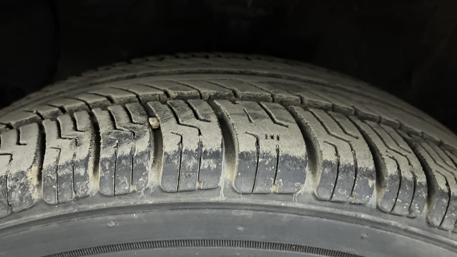 Used 2017 Hyundai Grand i10 Sportz (O) AT 1.2 Kappa VTVT Petrol Automatic tyres LEFT FRONT TYRE TREAD VIEW