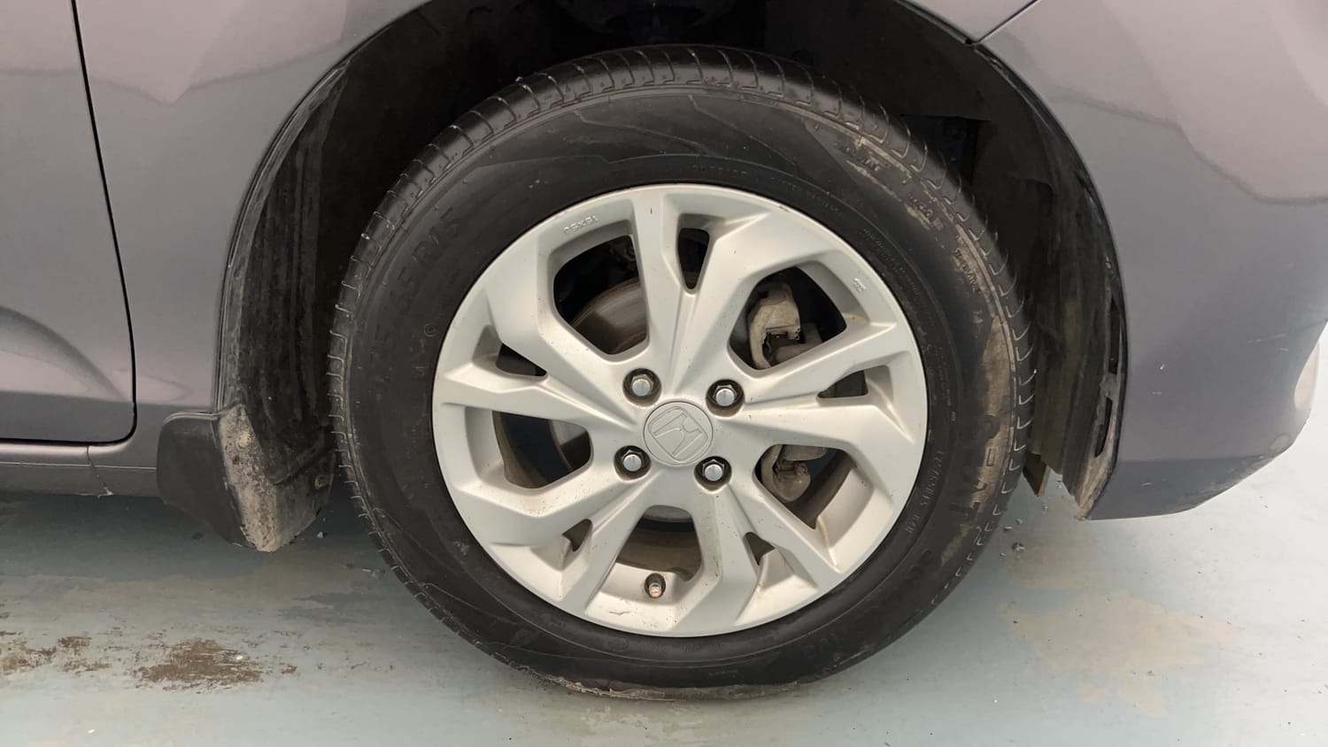 Used 2019 Honda Amaze 1.2 V CVT Petrol Petrol Automatic tyres RIGHT FRONT TYRE RIM VIEW