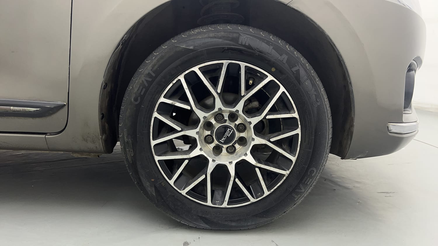 Used 2018 Maruti Suzuki Dzire VXi AMT Petrol Automatic tyres RIGHT FRONT TYRE RIM VIEW