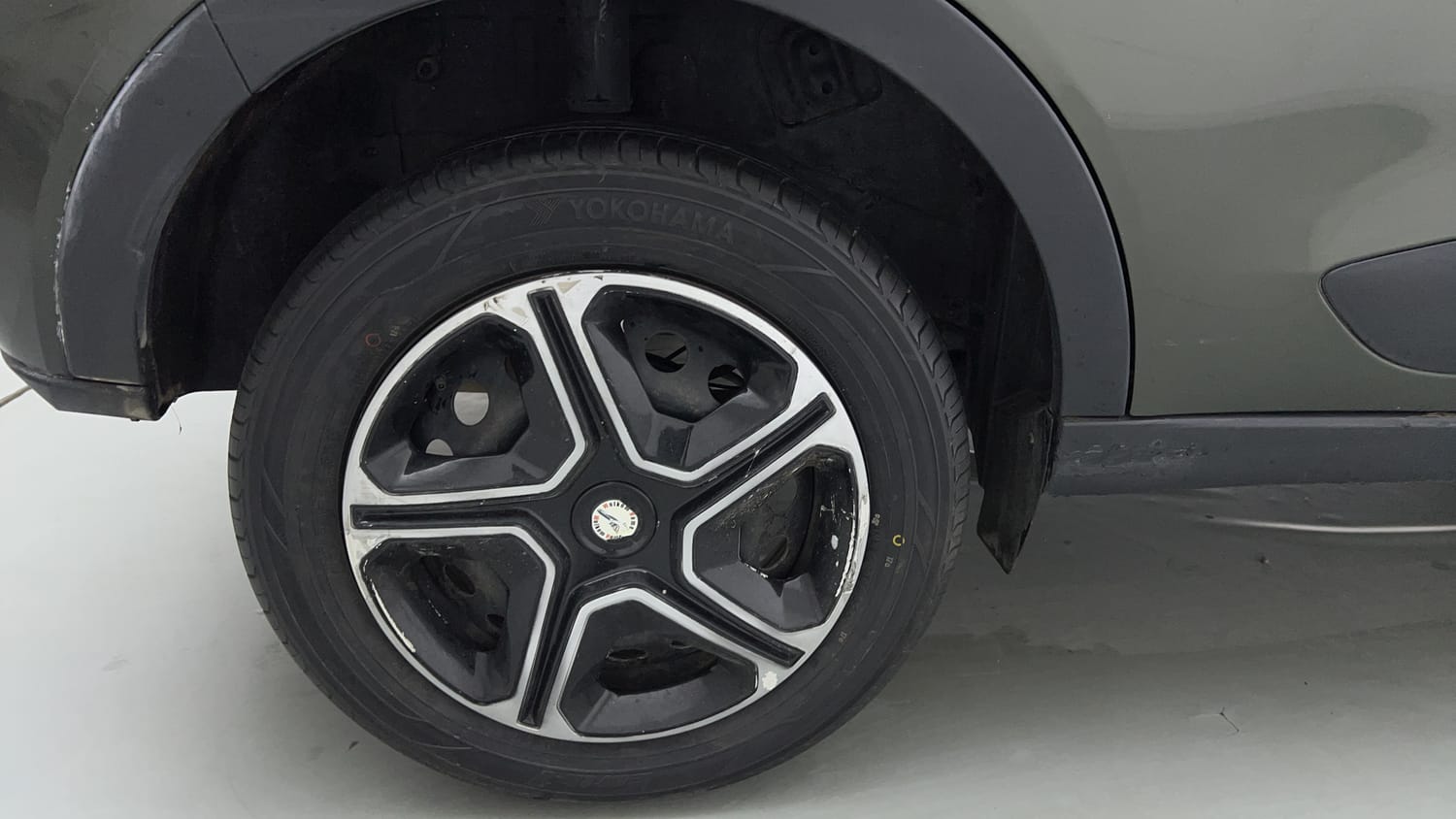 Used 2022 Tata Nexon XMA (S) Petrol Automatic tyres RIGHT REAR TYRE RIM VIEW
