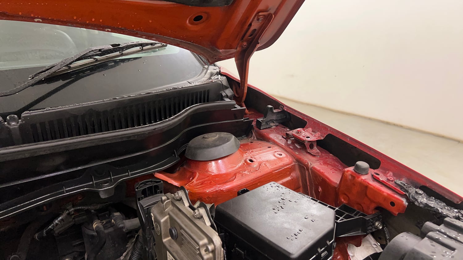 Used 2019 maruti-suzuki Vitara Brezza ZDi AGS Diesel Automatic engine ENGINE LEFT SIDE HINGE & APRON VIEW