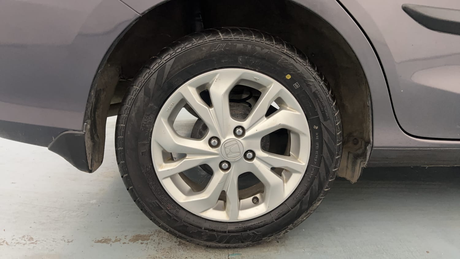 Used 2019 Honda Amaze 1.2 V CVT Petrol Petrol Automatic tyres RIGHT REAR TYRE RIM VIEW