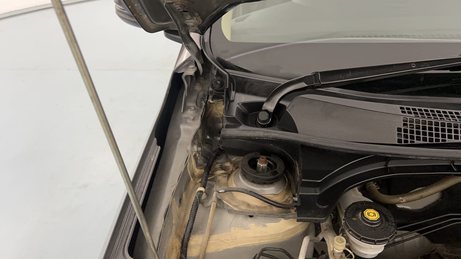 Used 2019 Honda Amaze 1.2 V CVT Petrol Petrol Automatic engine ENGINE RIGHT SIDE HINGE & APRON VIEW