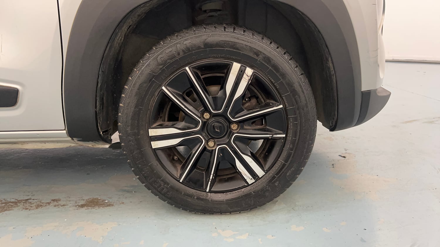 Used 2023 Renault Kwid CLIMBER Petrol Manual tyres RIGHT FRONT TYRE RIM VIEW