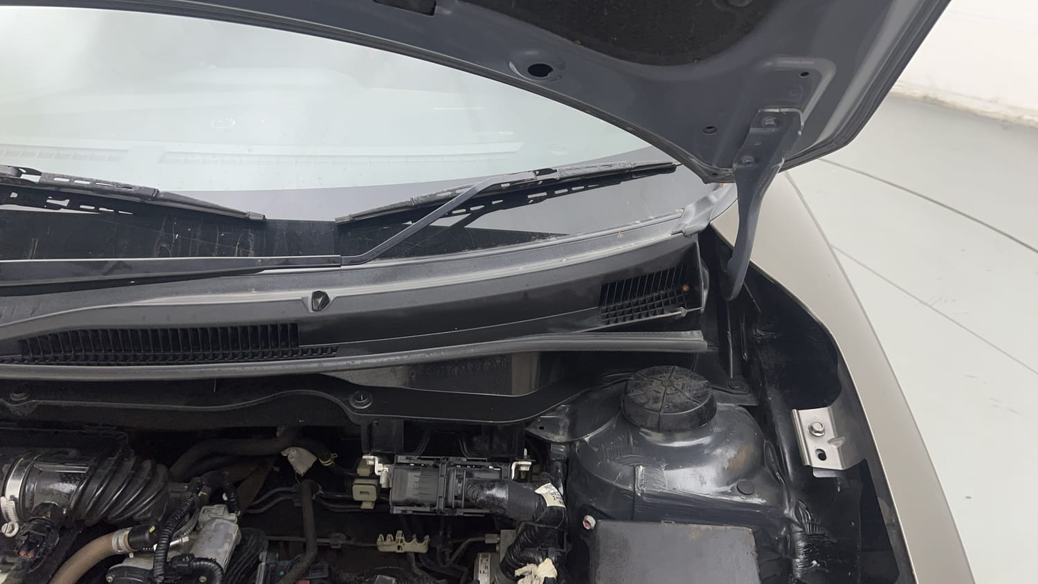 Used 2018 Maruti Suzuki Dzire VXi AMT Petrol Automatic engine ENGINE LEFT SIDE HINGE & APRON VIEW