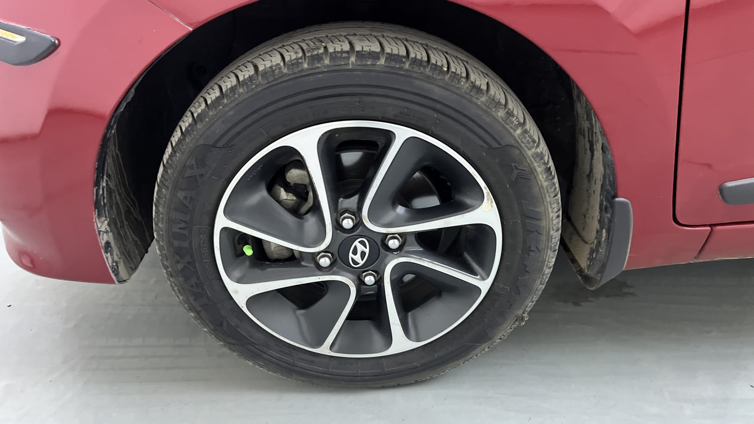 Used 2017 Hyundai Grand i10 Sportz (O) AT 1.2 Kappa VTVT Petrol Automatic tyres LEFT FRONT TYRE RIM VIEW