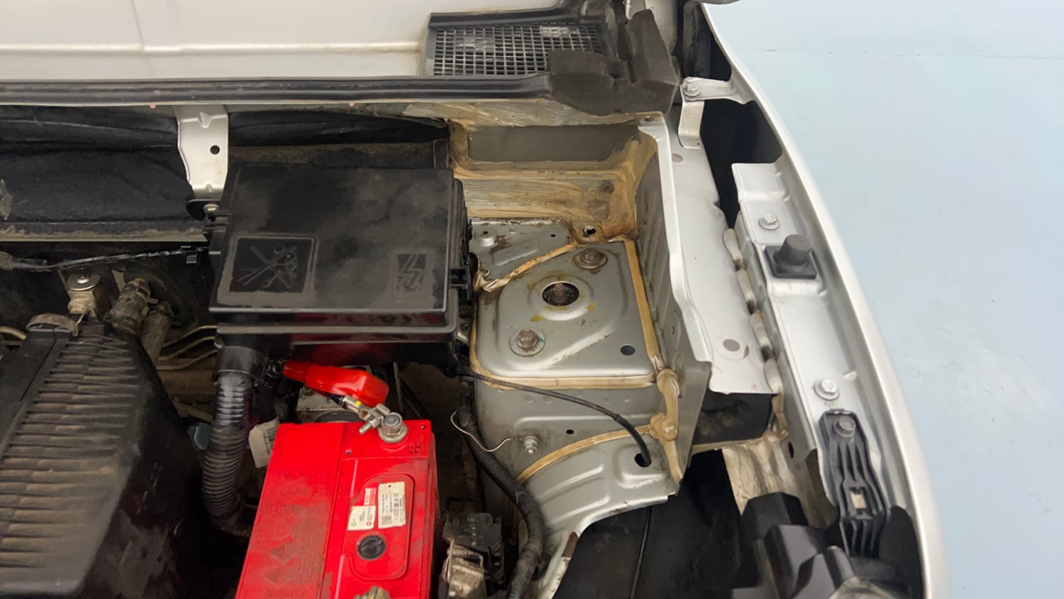 Used 2023 Renault Kwid CLIMBER Petrol Manual engine ENGINE LEFT SIDE HINGE & APRON VIEW