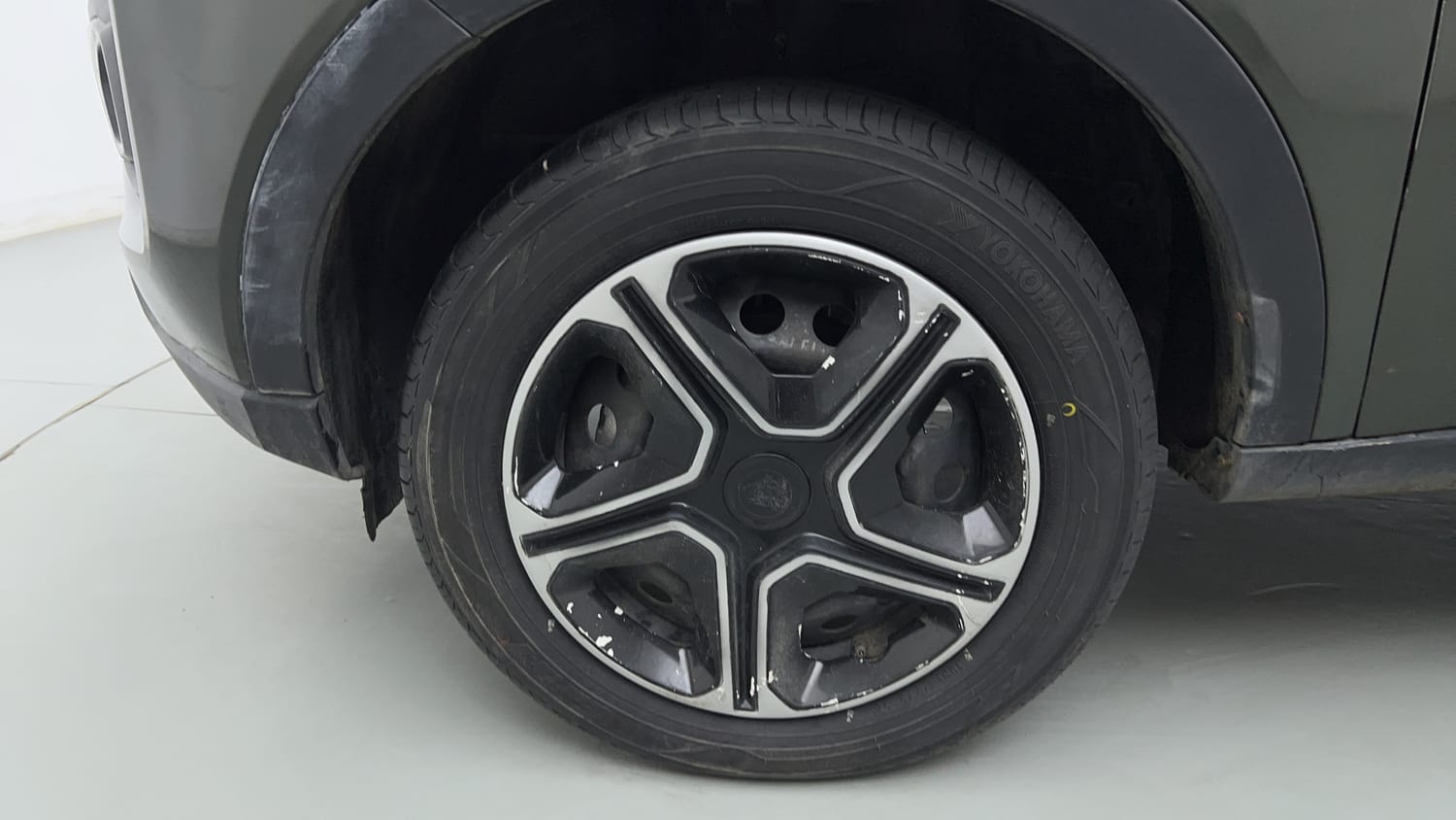 Used 2022 Tata Nexon XMA (S) Petrol Automatic tyres LEFT FRONT TYRE RIM VIEW