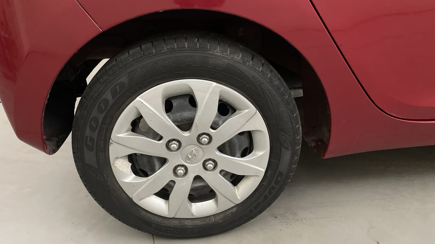 Used 2015 Hyundai Eon Magna + Petrol Manual tyres RIGHT REAR TYRE RIM VIEW