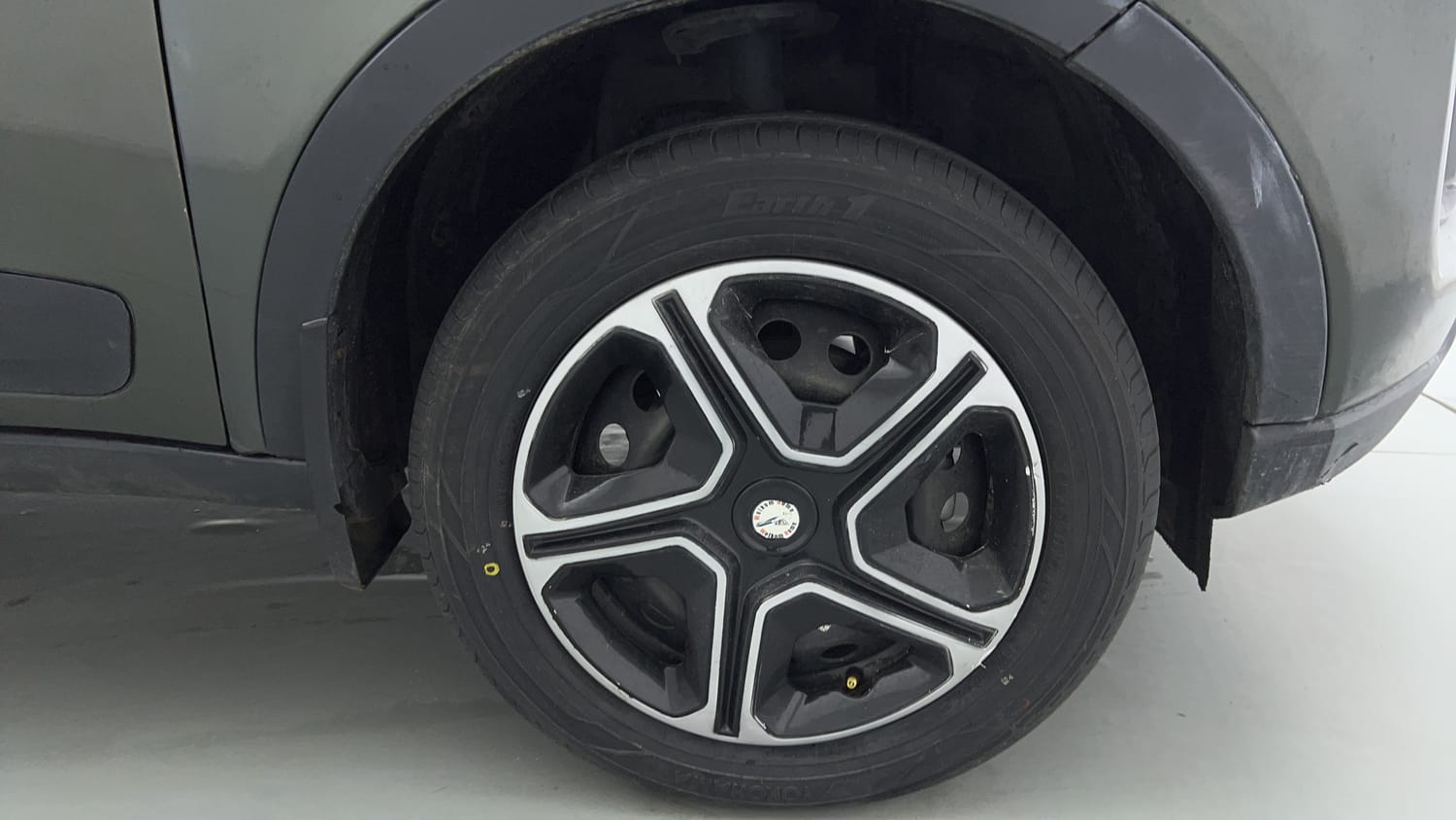 Used 2022 Tata Nexon XMA (S) Petrol Automatic tyres RIGHT FRONT TYRE RIM VIEW