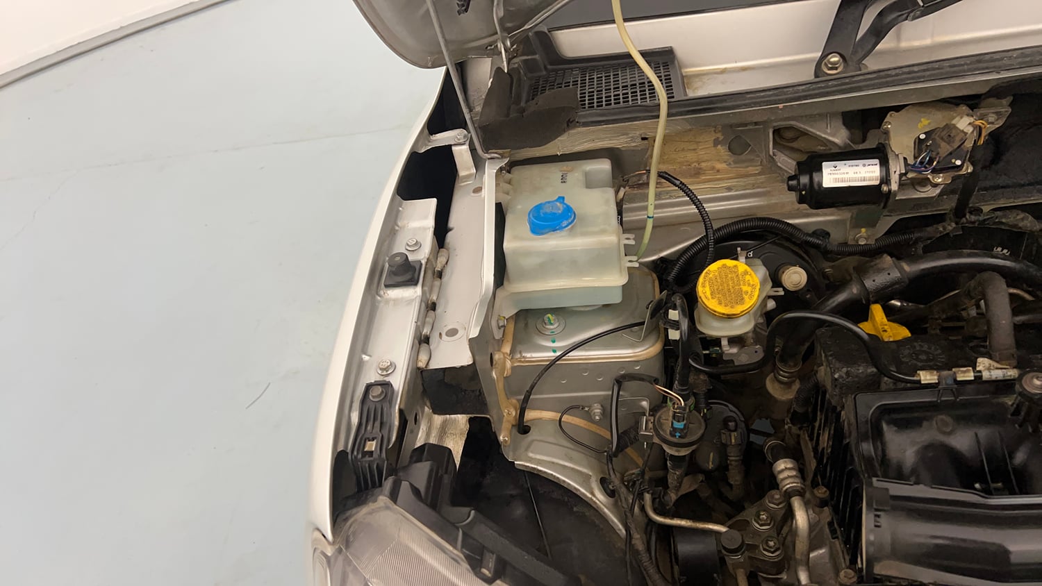 Used 2023 Renault Kwid CLIMBER Petrol Manual engine ENGINE RIGHT SIDE HINGE & APRON VIEW