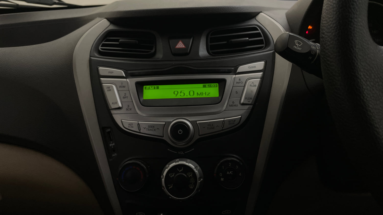Used 2015 Hyundai Eon Magna + Petrol Manual top_features Integrated (in-dash) music system