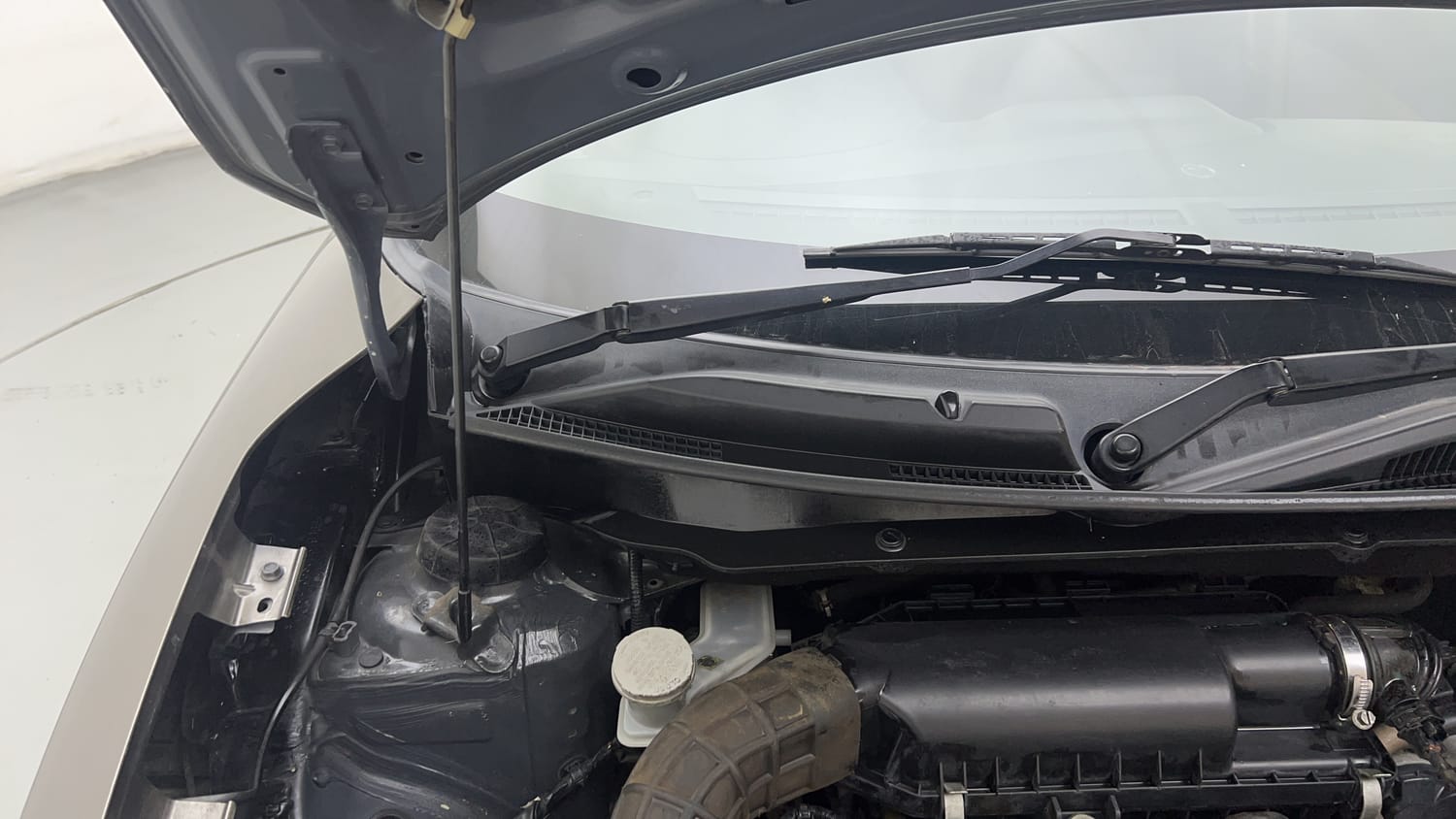 Used 2018 Maruti Suzuki Dzire VXi AMT Petrol Automatic engine ENGINE RIGHT SIDE HINGE & APRON VIEW