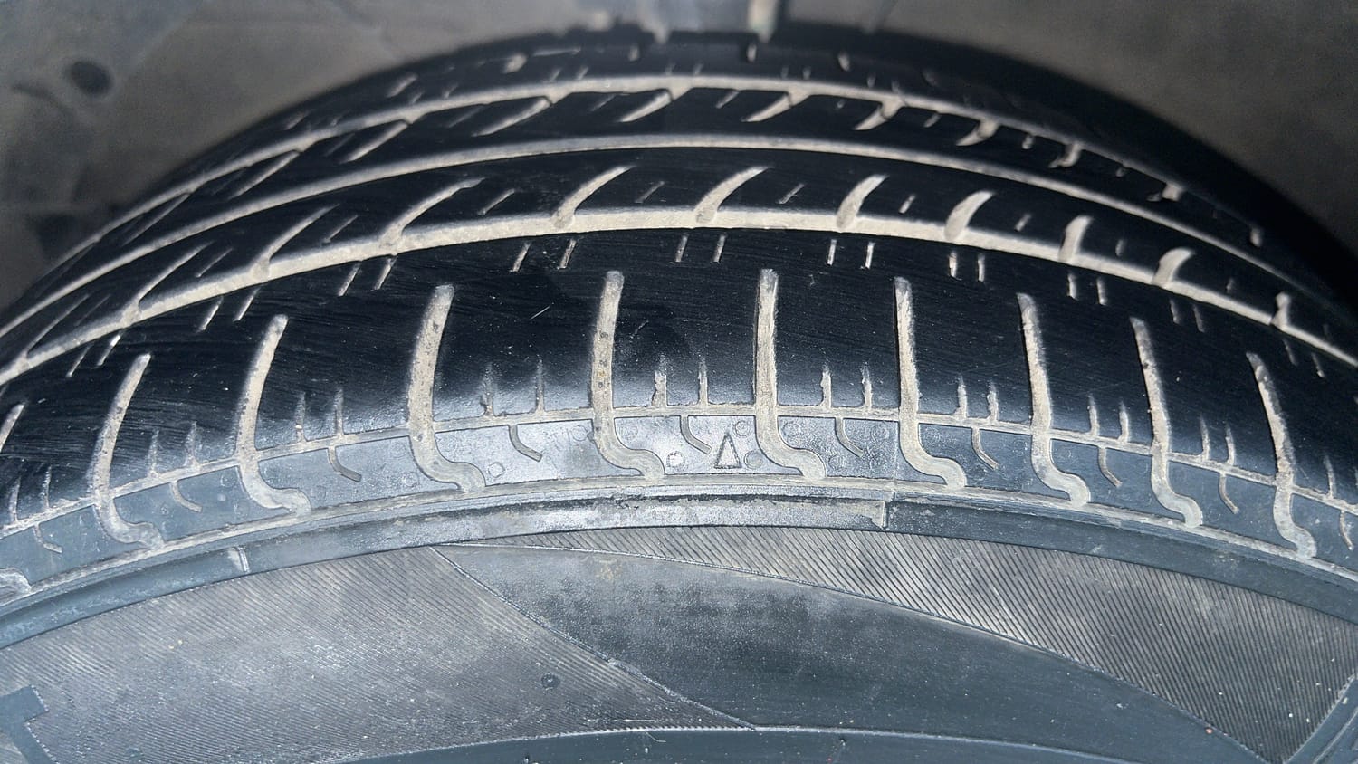 Used 2018 Maruti Suzuki Dzire VXi AMT Petrol Automatic tyres LEFT FRONT TYRE TREAD VIEW