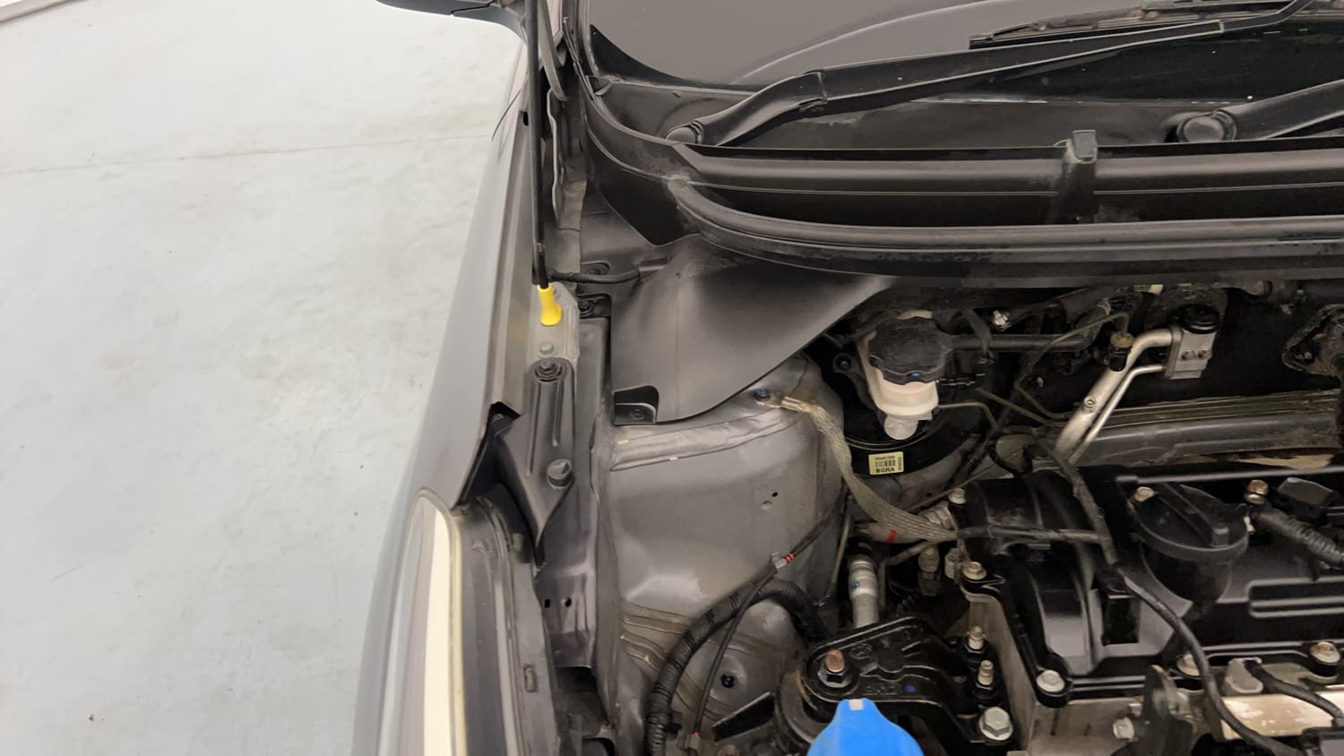 Used 2019 Hyundai Elite i20 Asta 1.2 Petrol Manual engine ENGINE RIGHT SIDE HINGE & APRON VIEW