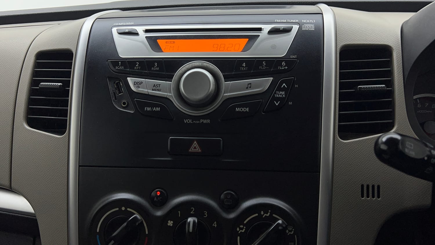 Used 2013 Maruti Suzuki Wagon R VXI Petrol Manual top_features Integrated (in-dash) music system