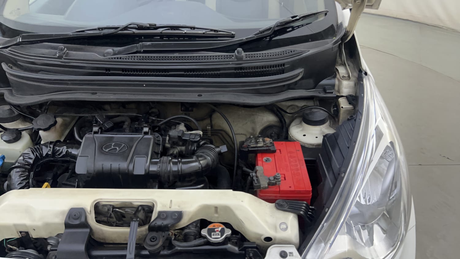 Used 2012 Hyundai Eon Magna Petrol Manual engine ENGINE LEFT SIDE HINGE & APRON VIEW
