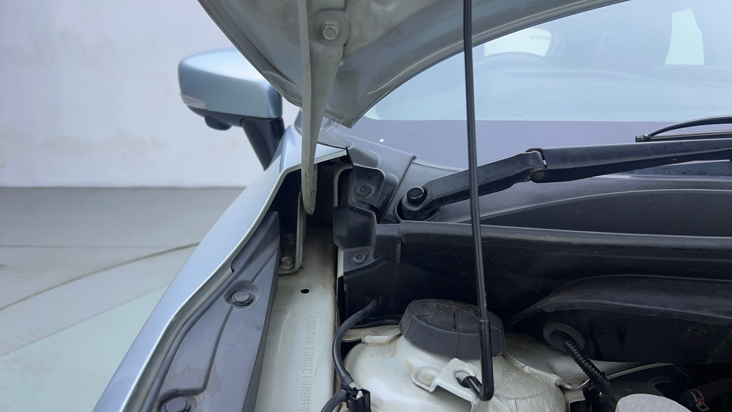 Used 2022 Maruti Suzuki Baleno Alpha AGS Petrol Automatic engine ENGINE RIGHT SIDE HINGE & APRON VIEW
