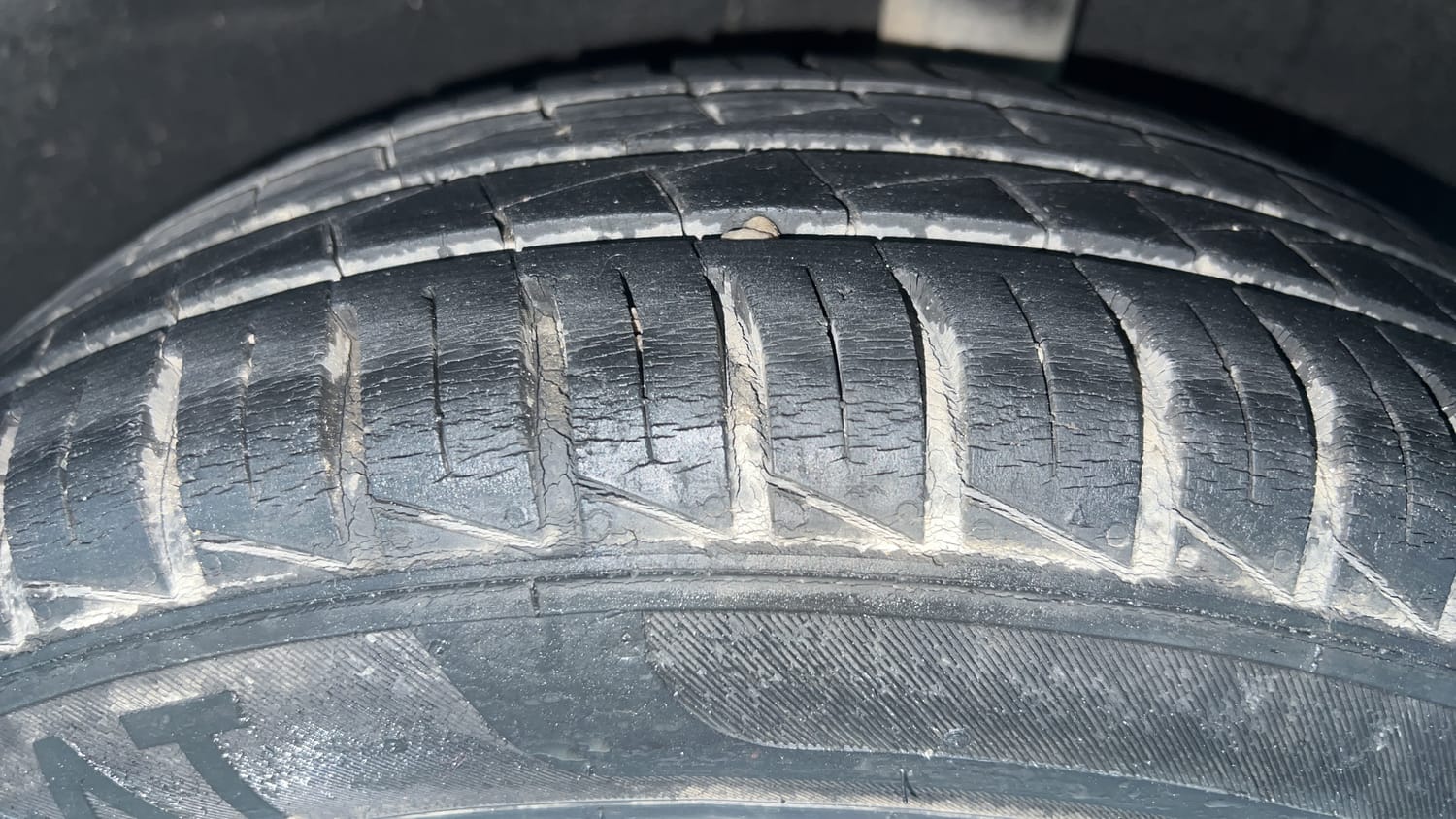 Used 2020 Renault Kwid 1.0 RXT AMT Opt Petrol Automatic tyres LEFT REAR TYRE TREAD VIEW