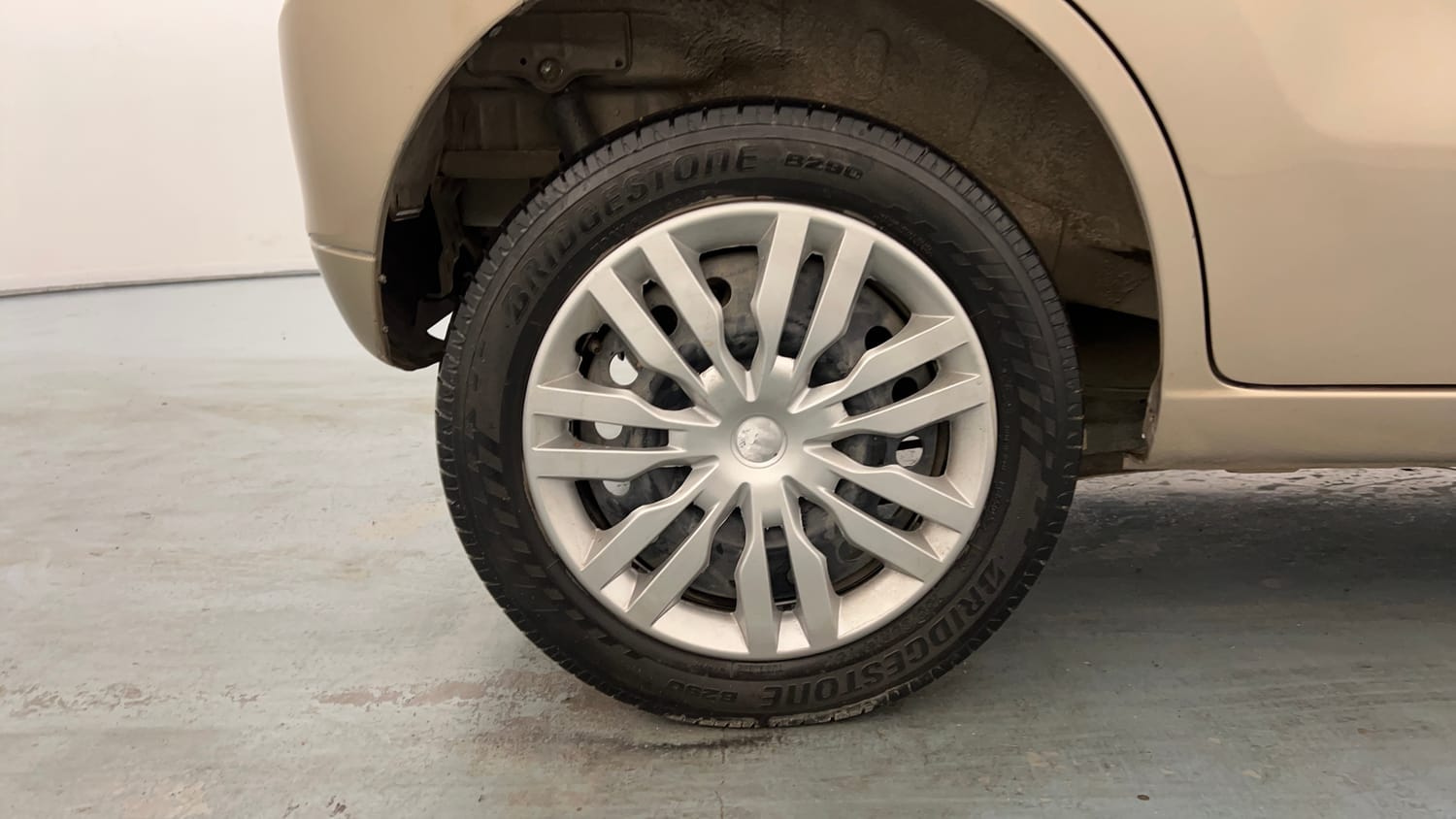 Used 2013 Maruti Suzuki Wagon R VXI Petrol Manual tyres RIGHT REAR TYRE RIM VIEW