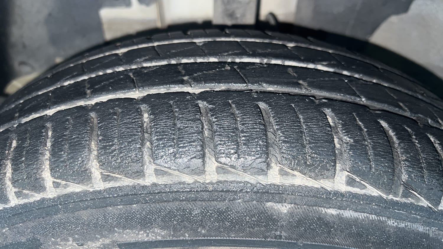 Used 2020 Renault Kwid 1.0 RXT AMT Opt Petrol Automatic tyres LEFT FRONT TYRE TREAD VIEW