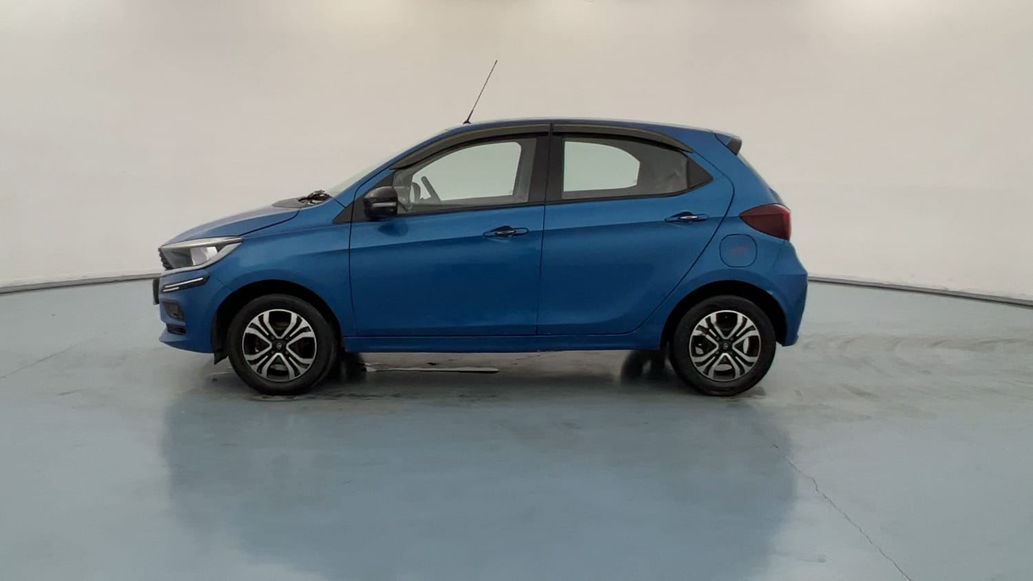 Used 2024 Tata Tiago XT Petrol Manual exterior LEFT SIDE VIEW