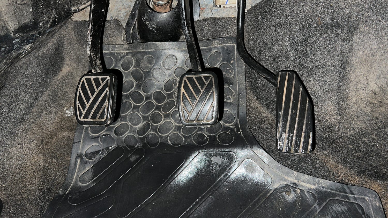 Used 2013 Maruti Suzuki Wagon R VXI Petrol Manual interior PEDALS VIEW