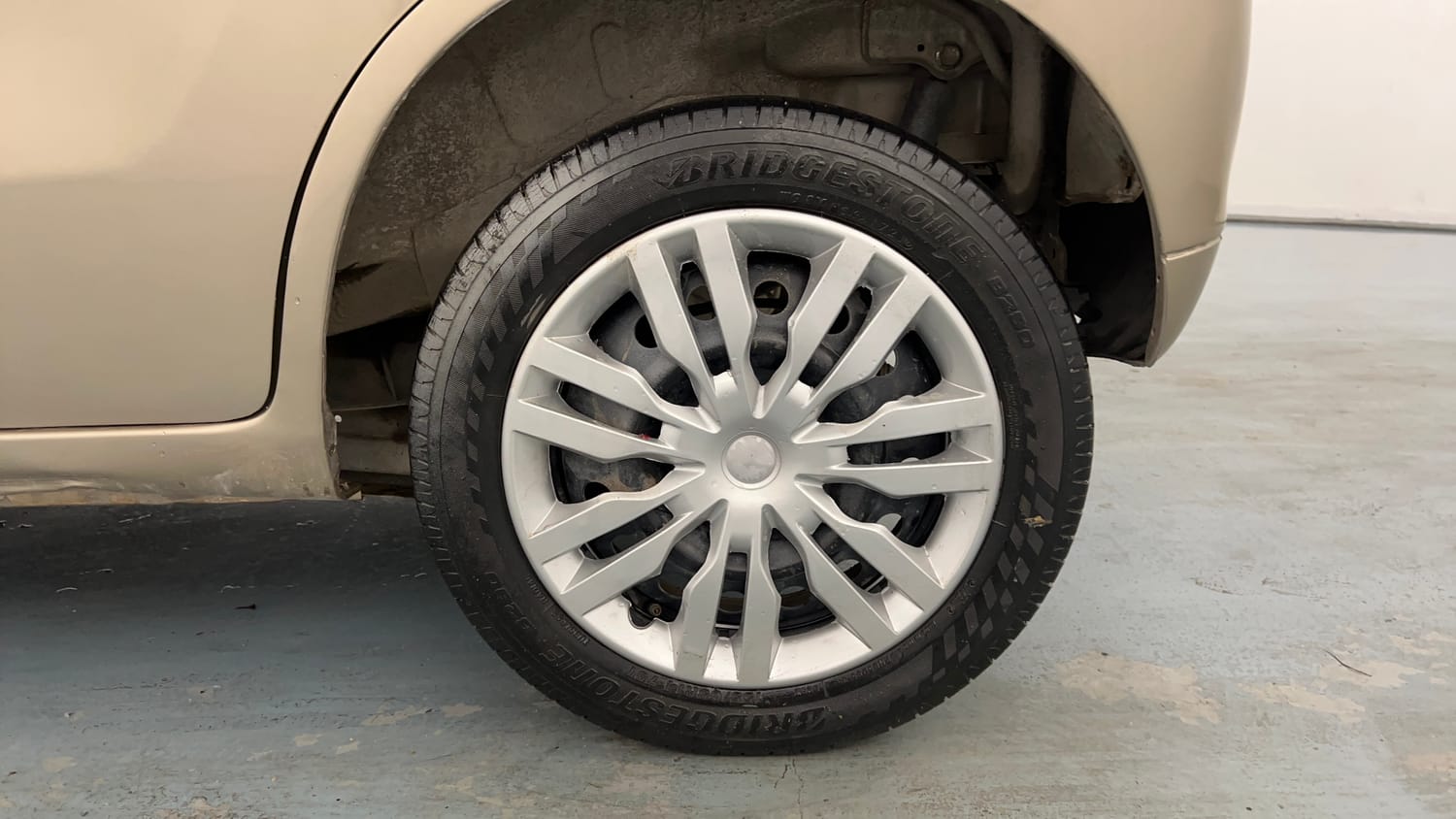 Used 2013 Maruti Suzuki Wagon R VXI Petrol Manual tyres LEFT REAR TYRE RIM VIEW