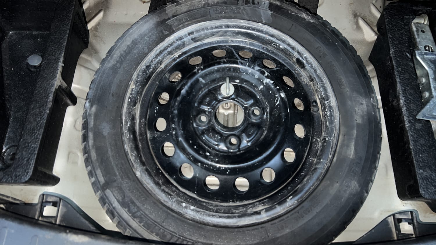Used 2013 Maruti Suzuki Wagon R VXI Petrol Manual tyres SPARE TYRE VIEW