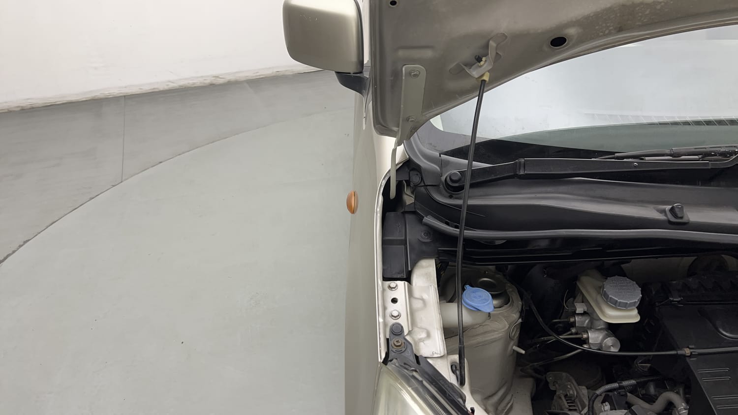 Used 2013 Maruti Suzuki Wagon R VXI Petrol Manual engine ENGINE RIGHT SIDE HINGE & APRON VIEW