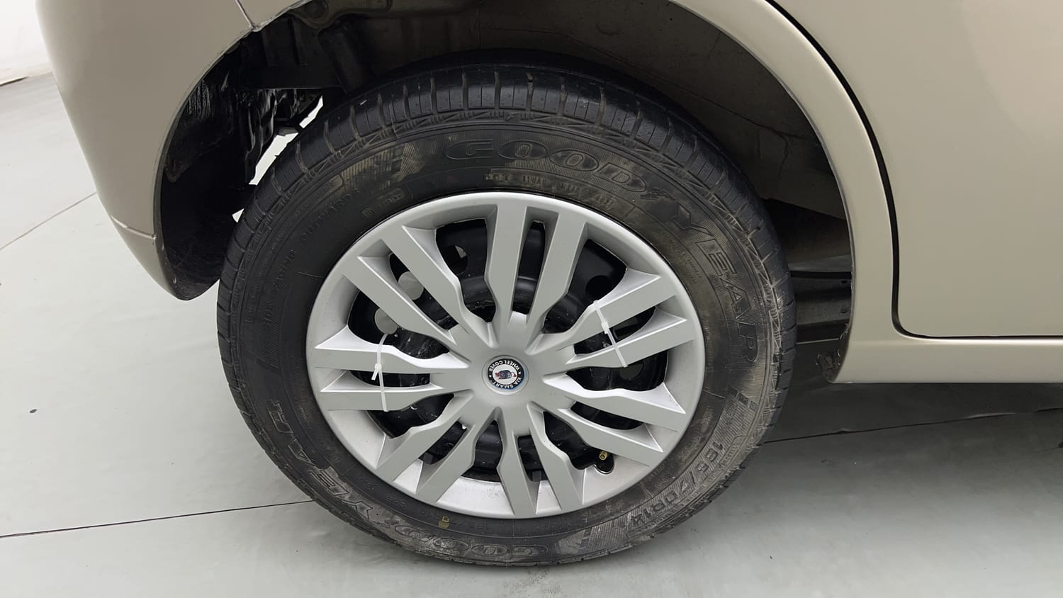 Used 2013 Maruti Suzuki Wagon R VXI Petrol Manual tyres RIGHT REAR TYRE RIM VIEW