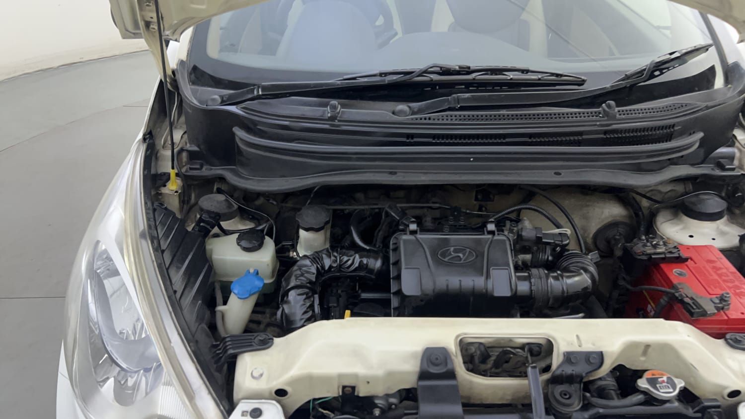 Used 2012 Hyundai Eon Magna Petrol Manual engine ENGINE RIGHT SIDE HINGE & APRON VIEW