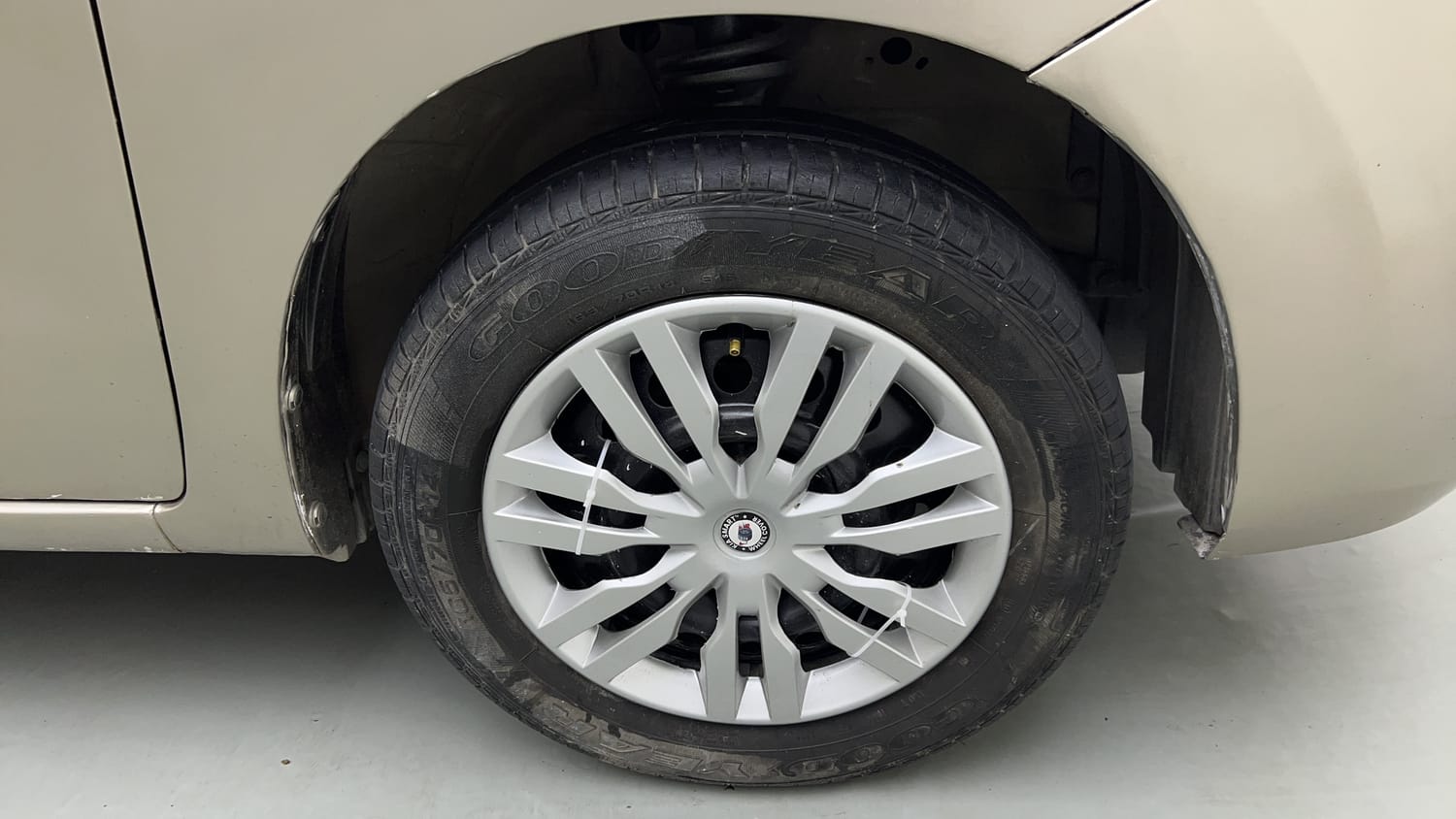 Used 2013 Maruti Suzuki Wagon R VXI Petrol Manual tyres RIGHT FRONT TYRE RIM VIEW