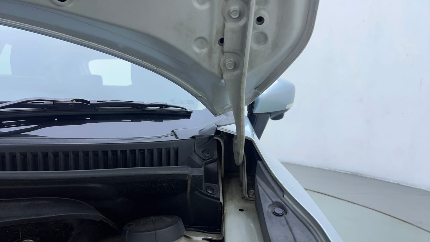 Used 2022 Maruti Suzuki Baleno Alpha AGS Petrol Automatic engine ENGINE LEFT SIDE HINGE & APRON VIEW