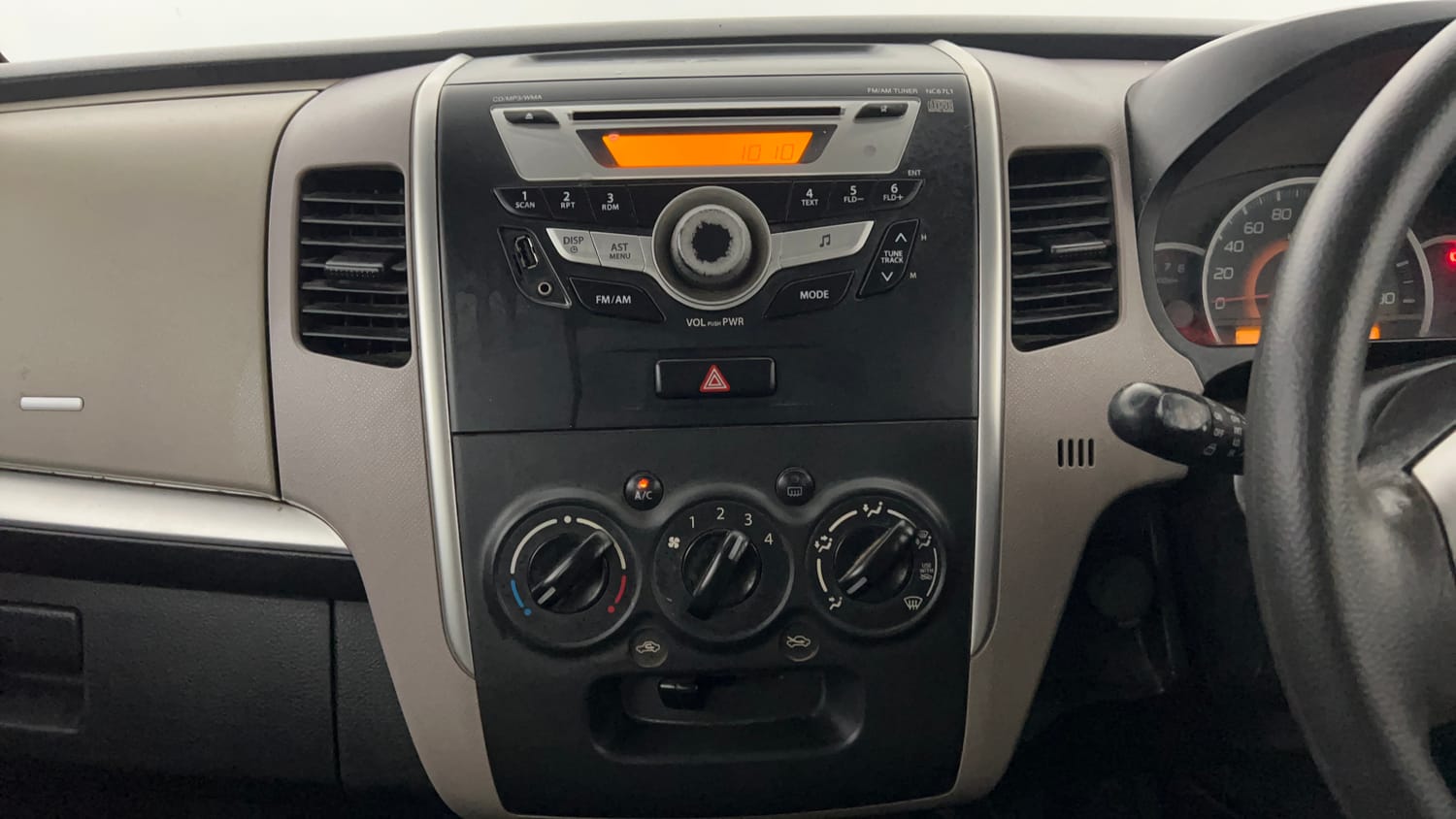 Used 2013 Maruti Suzuki Wagon R VXI Petrol Manual interior MUSIC SYSTEM & AC CONTROL VIEW