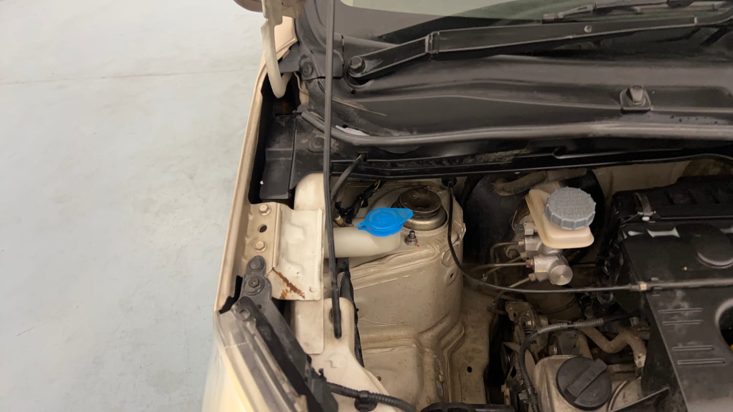 Used 2013 Maruti Suzuki Wagon R VXI Petrol Manual engine ENGINE RIGHT SIDE HINGE & APRON VIEW