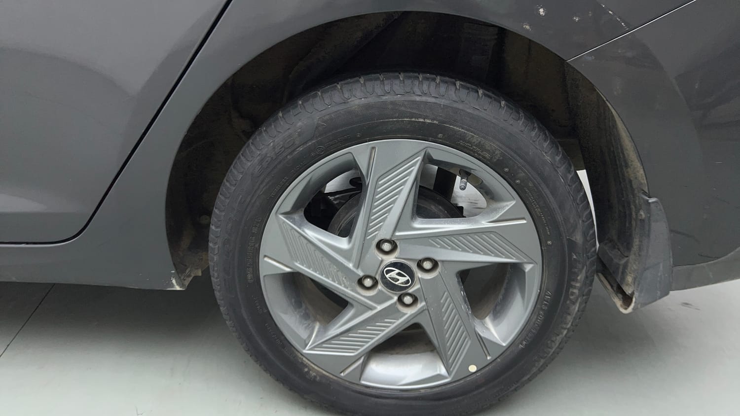 Used 2021 Hyundai Verna SX 1.5 MPi Petrol Manual tyres LEFT REAR TYRE RIM VIEW