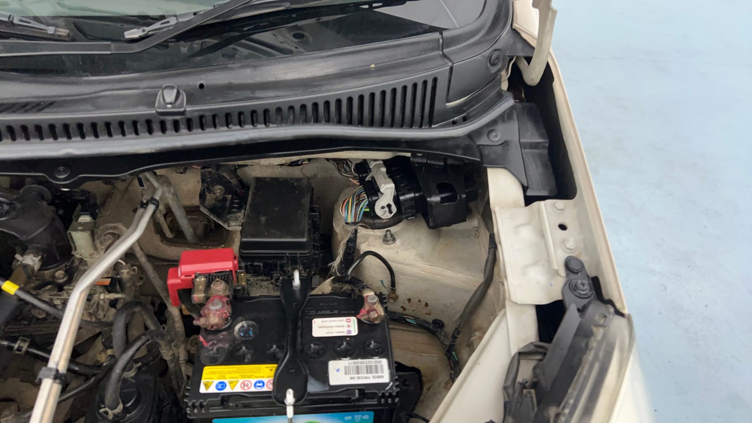 Used 2013 Maruti Suzuki Wagon R VXI Petrol Manual engine ENGINE LEFT SIDE HINGE & APRON VIEW