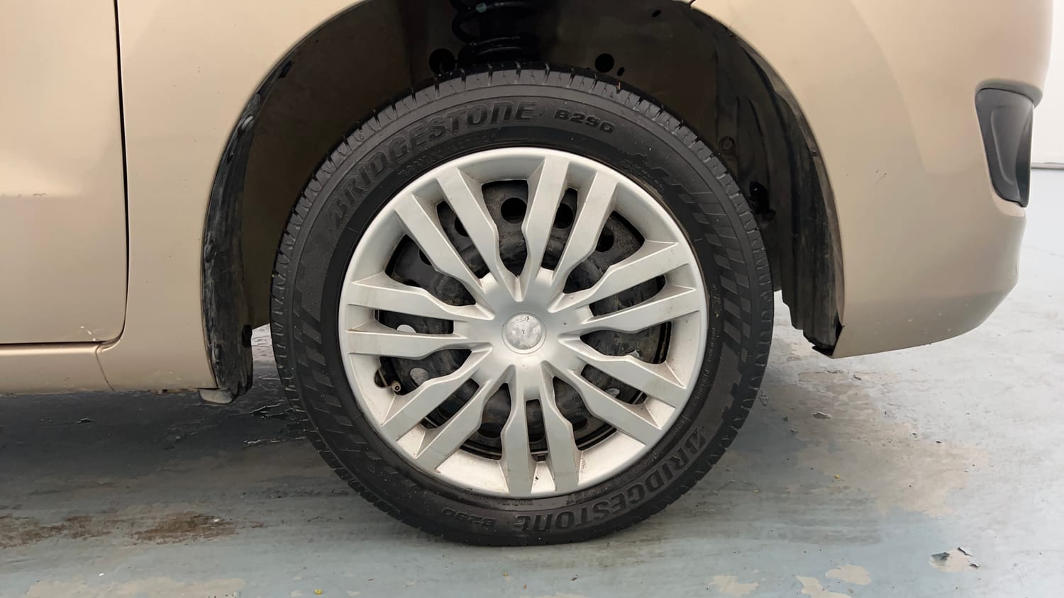 Used 2013 Maruti Suzuki Wagon R VXI Petrol Manual tyres RIGHT FRONT TYRE RIM VIEW