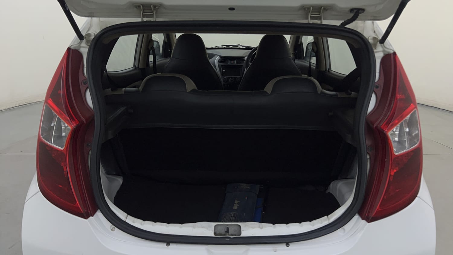 Used 2012 Hyundai Eon Magna Petrol Manual interior DICKY INSIDE VIEW