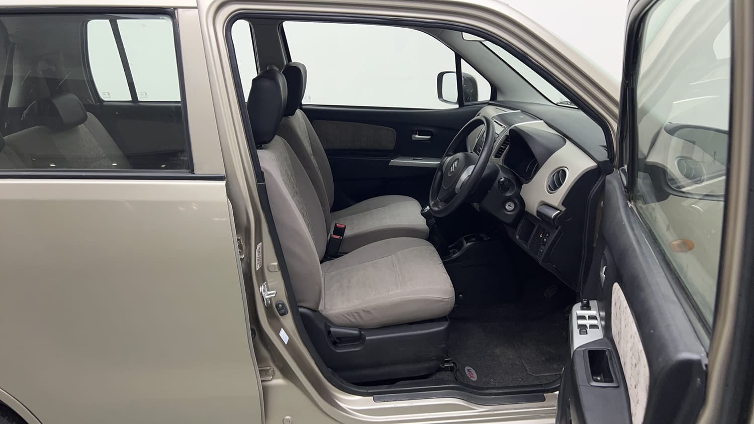 Used 2013 Maruti Suzuki Wagon R VXI Petrol Manual interior RIGHT SIDE FRONT DOOR CABIN VIEW