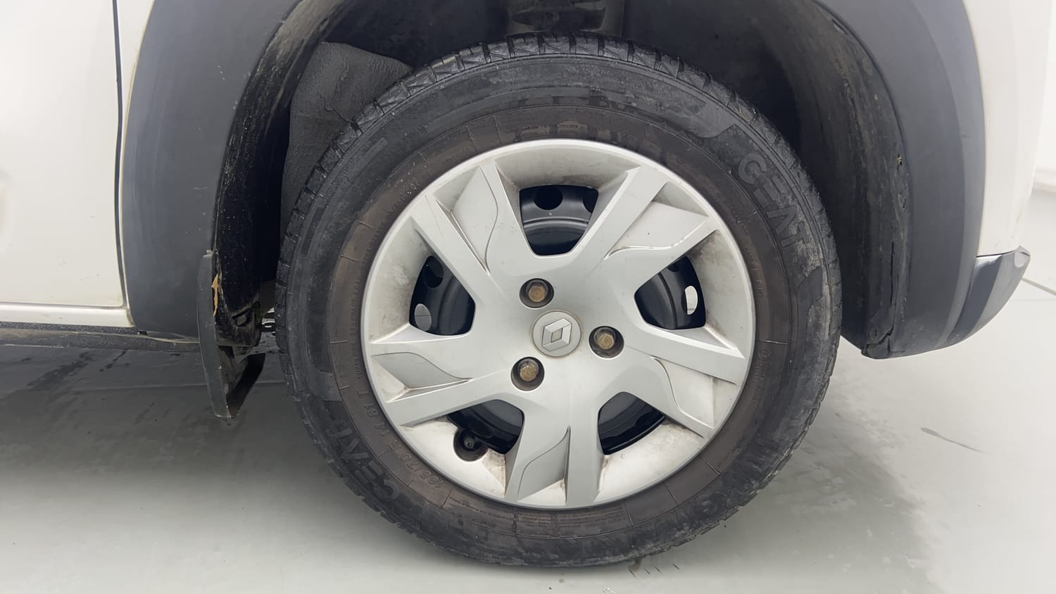 Used 2020 Renault Kwid 1.0 RXT AMT Opt Petrol Automatic tyres RIGHT FRONT TYRE RIM VIEW