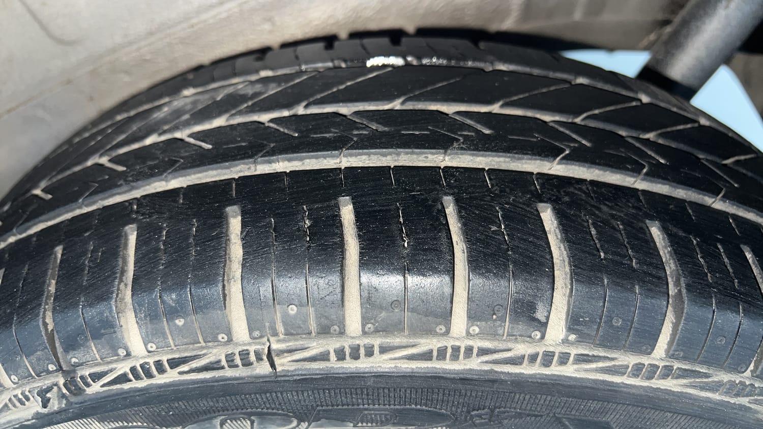 Used 2013 Maruti Suzuki Wagon R VXI Petrol Manual tyres LEFT REAR TYRE TREAD VIEW